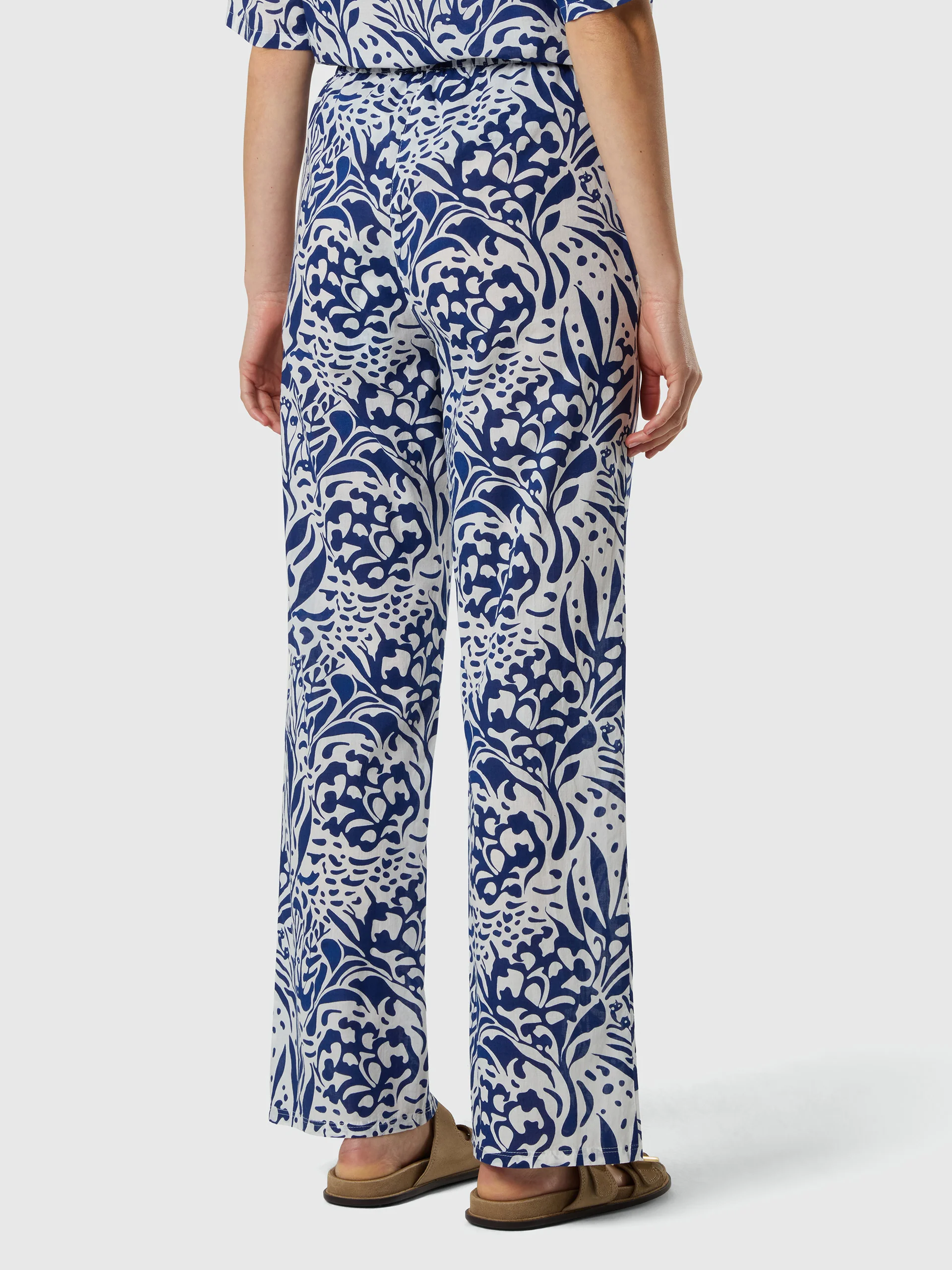 Muslin pants with coral print - Image 4