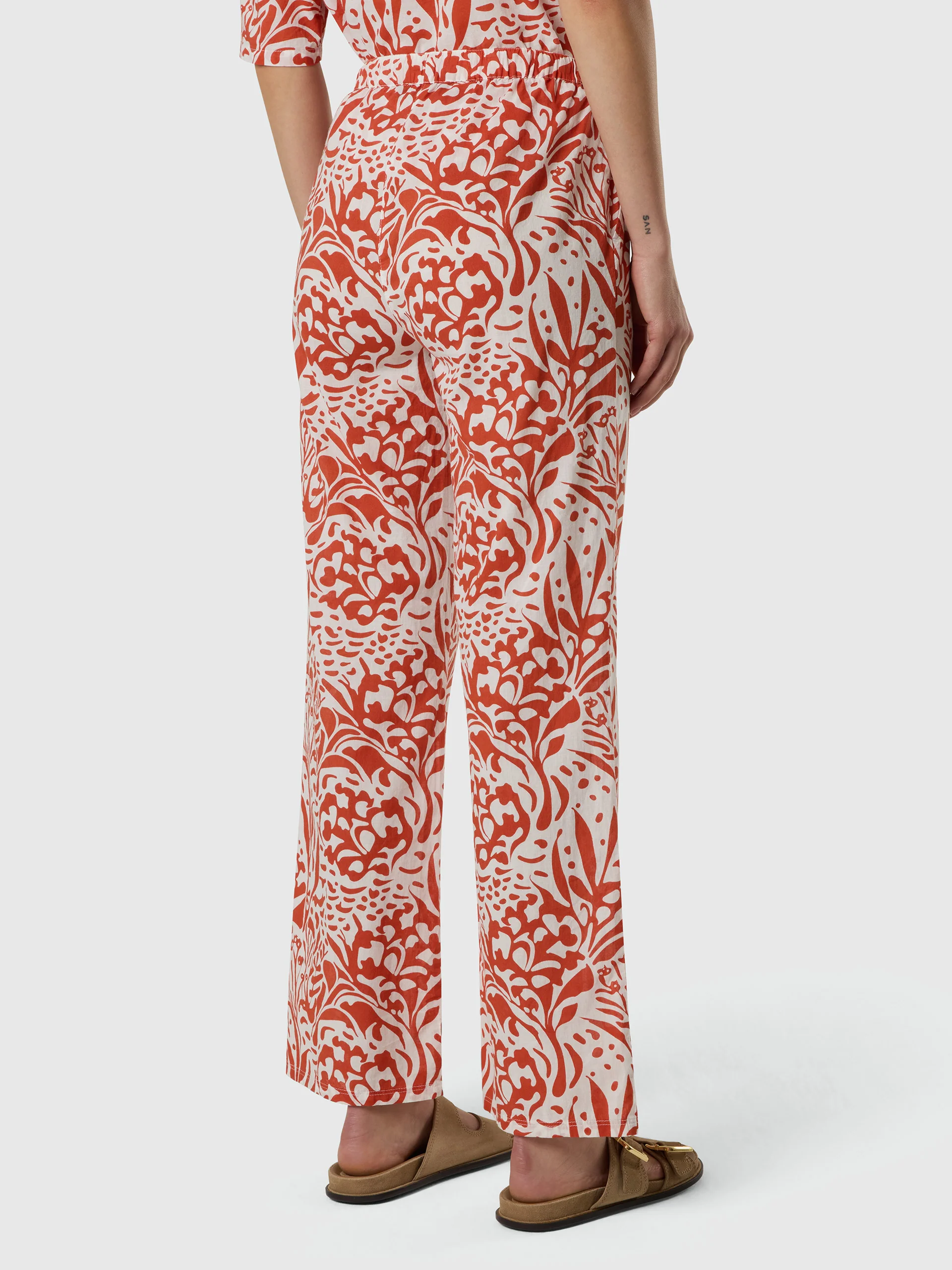 Muslin pants with coral print - Image 9