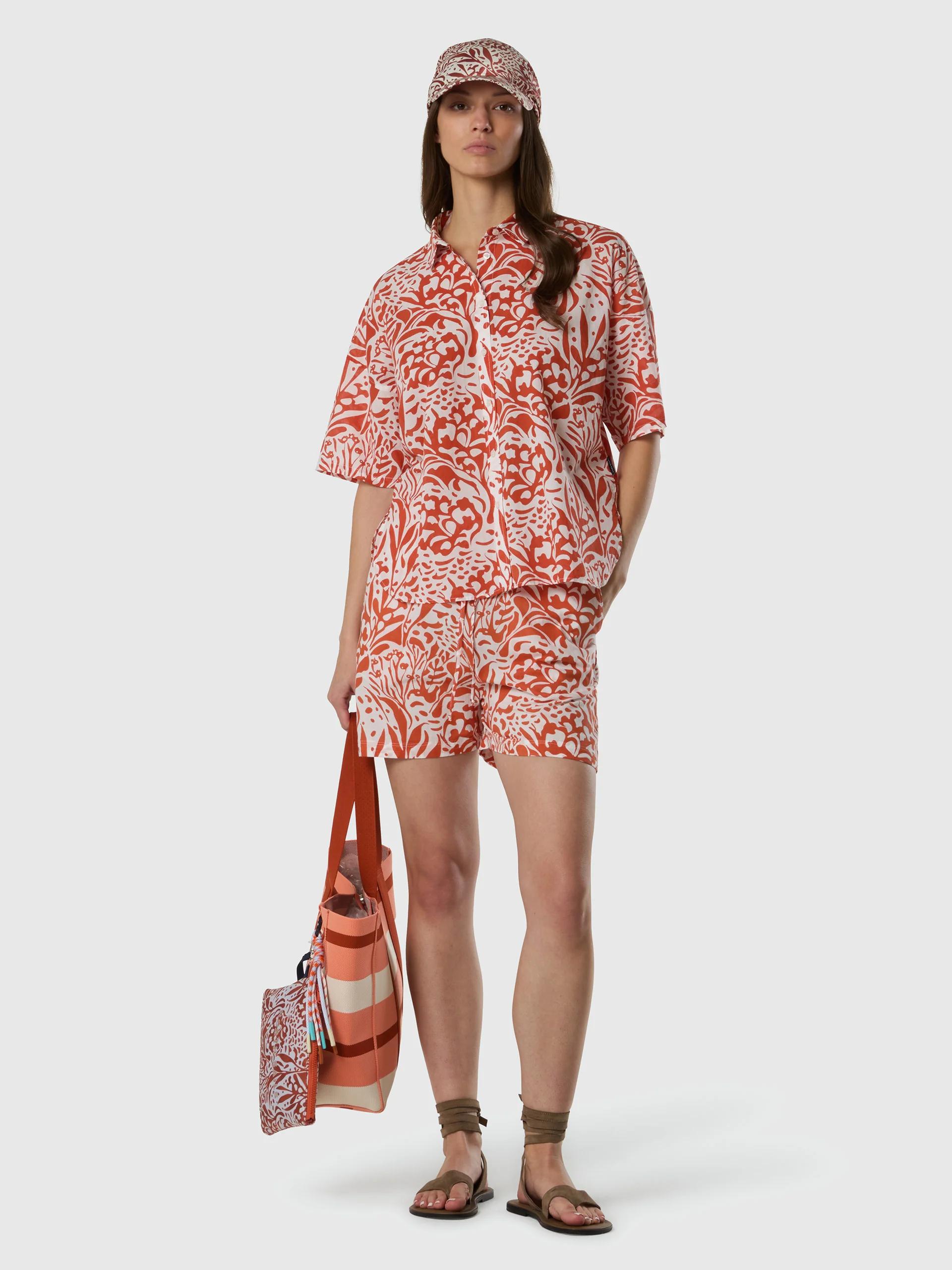 Muslin shorts with coral print - Image 7