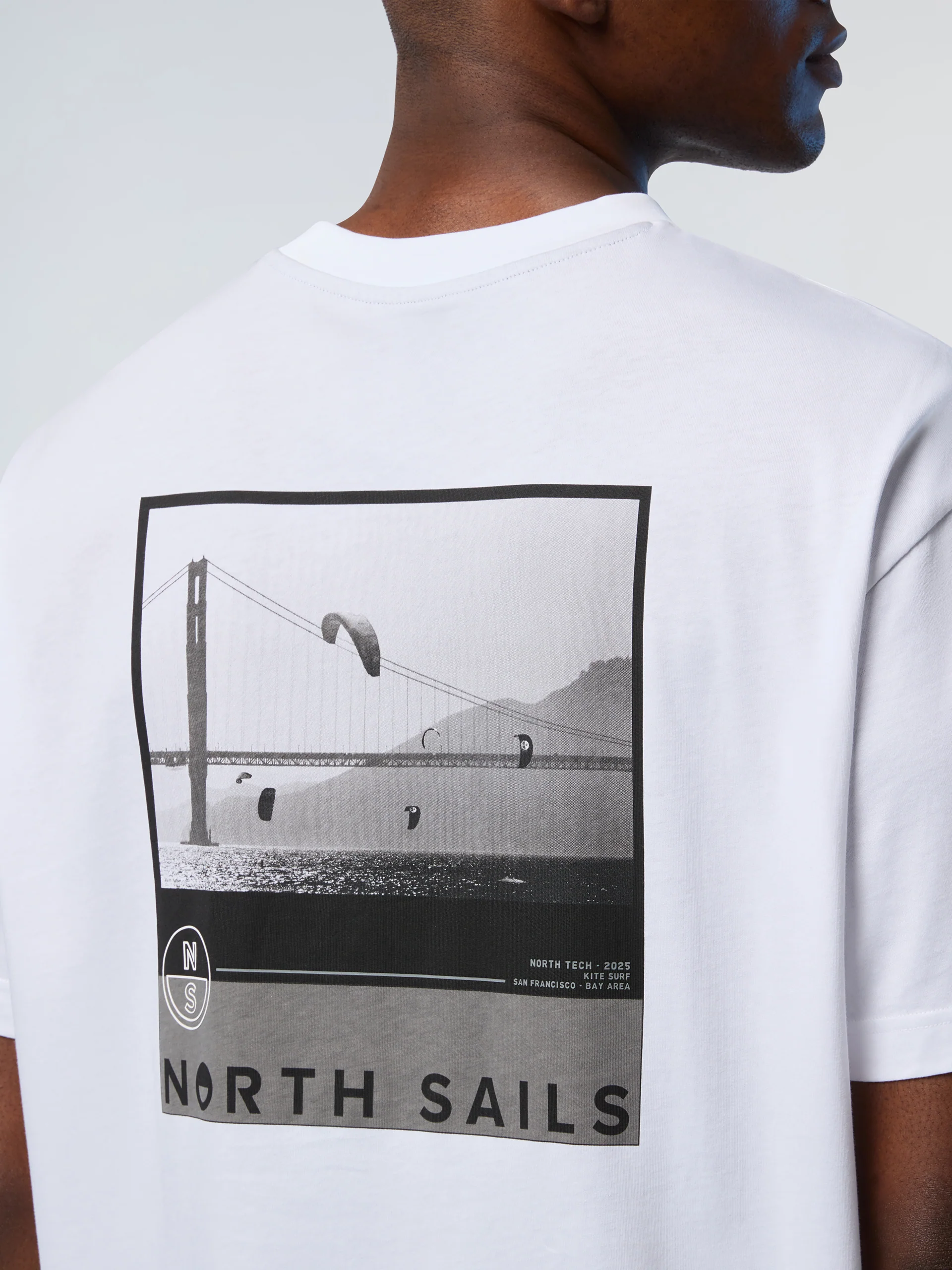 T-shirt with kitesurfing print - Image 13