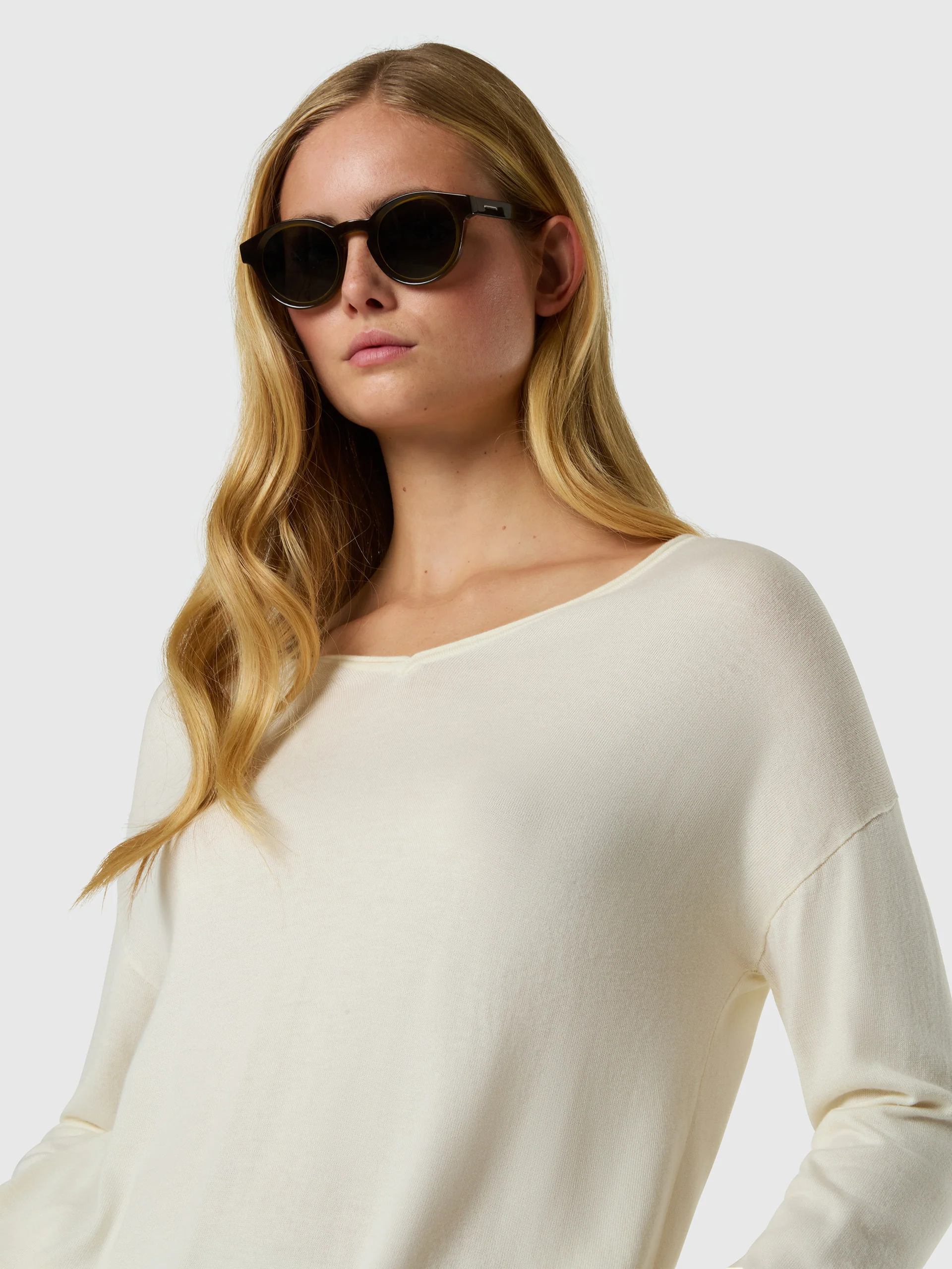 Light V-neck sweater - Image 2